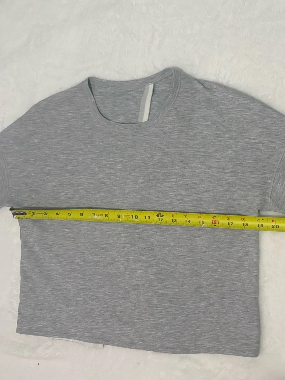 LULULEMON ATHLETICA Women’s Light Gray Cropped Tee with Back Slit